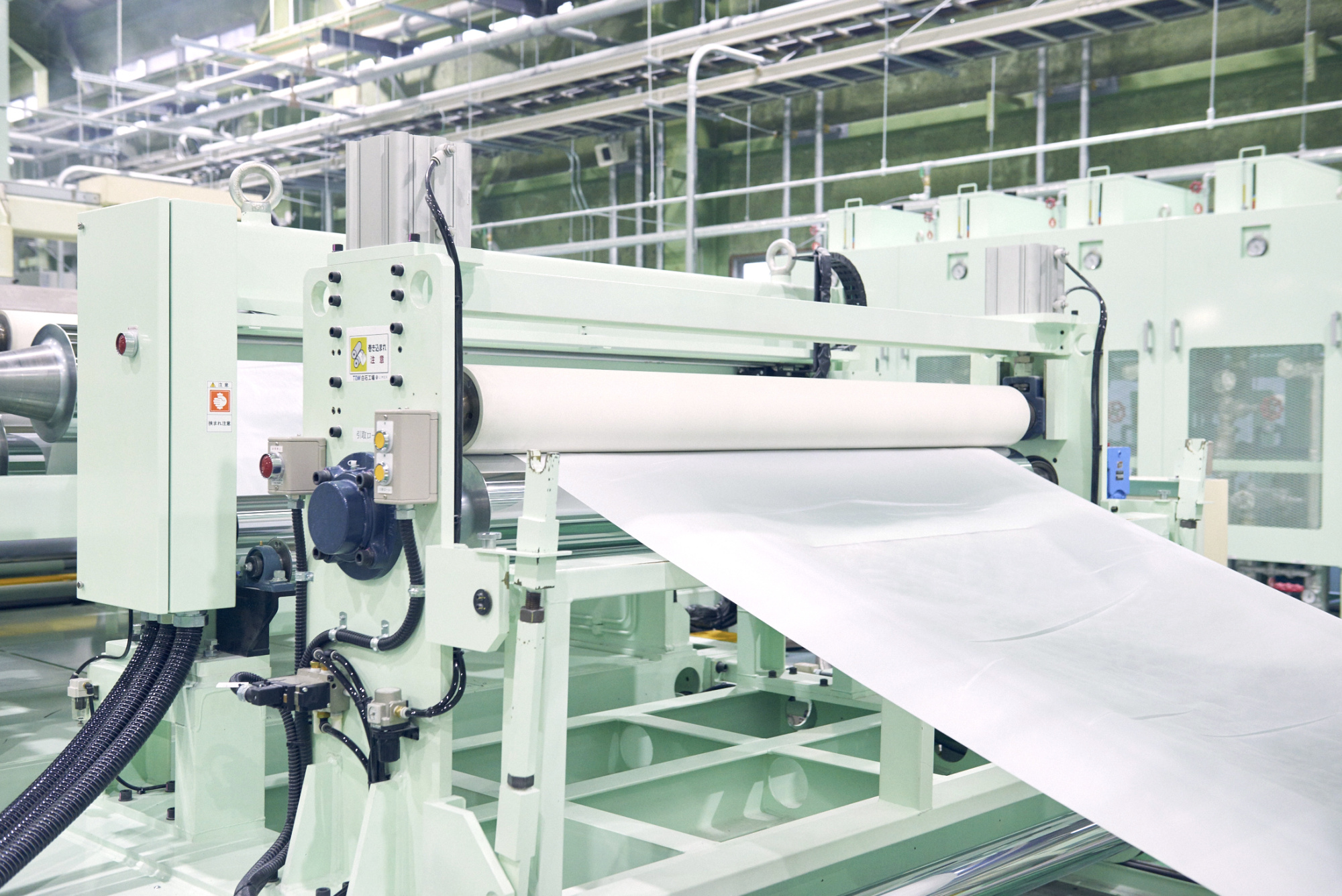 Заводу бумага производители. Современное производство бумаги. Завод бумаги. Комбинат по производству бумаги. Фабрика по изготовлению бумаги.
