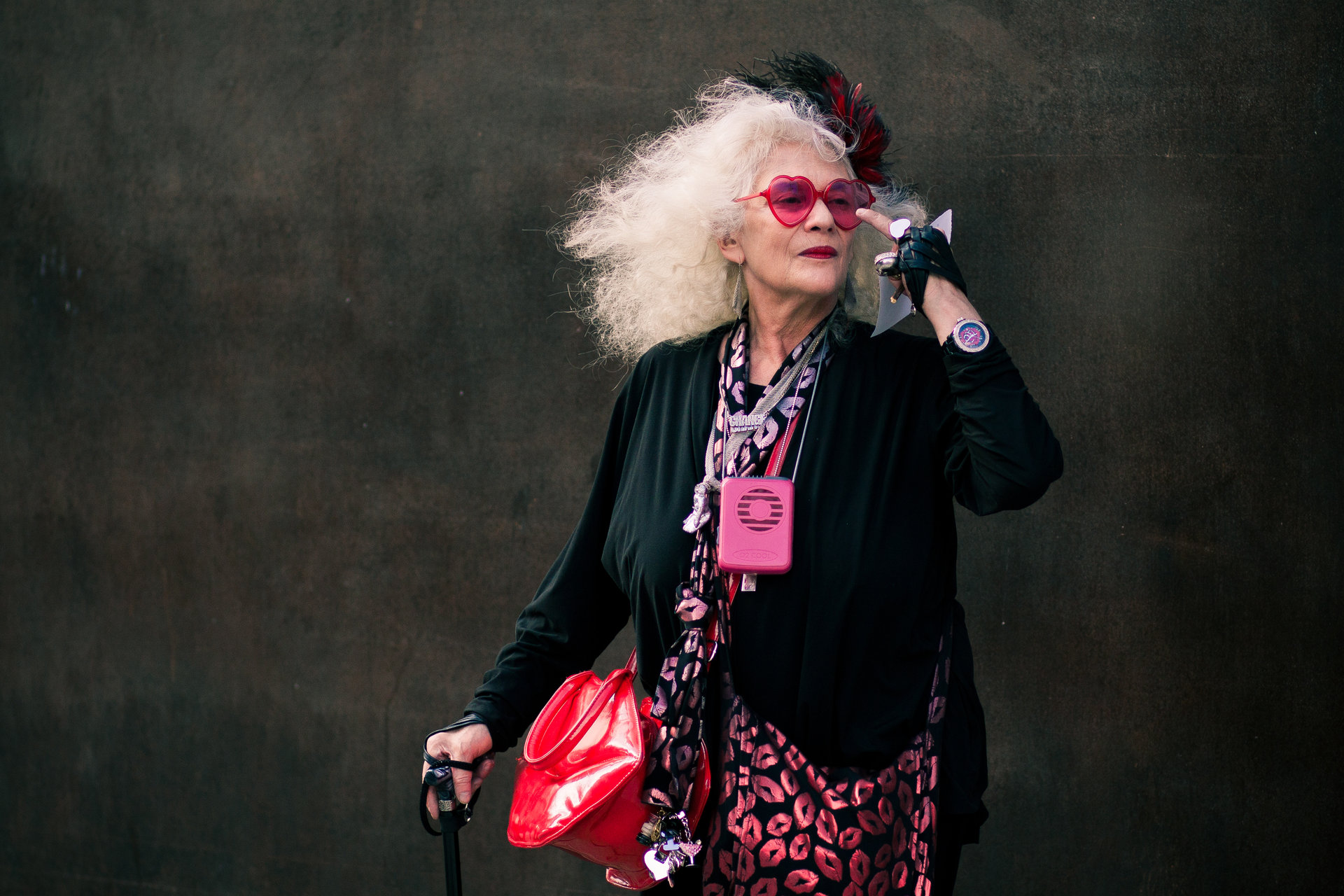Нейлон бабушка. Бабушка панк. Пожилая рокерша. Креативная бабуля. Крутая старушка.