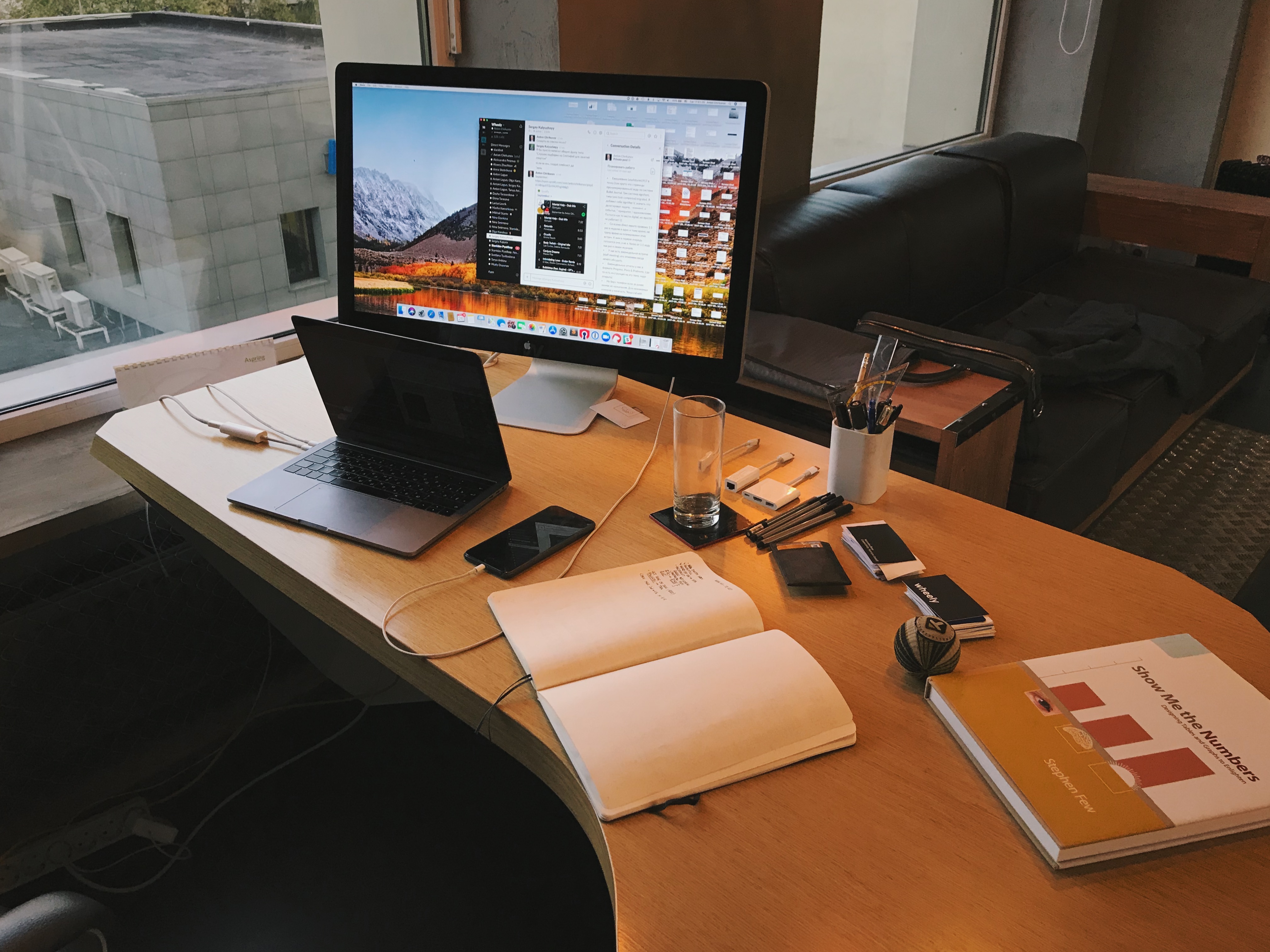 Фото рабочего стола в офисе с компьютером